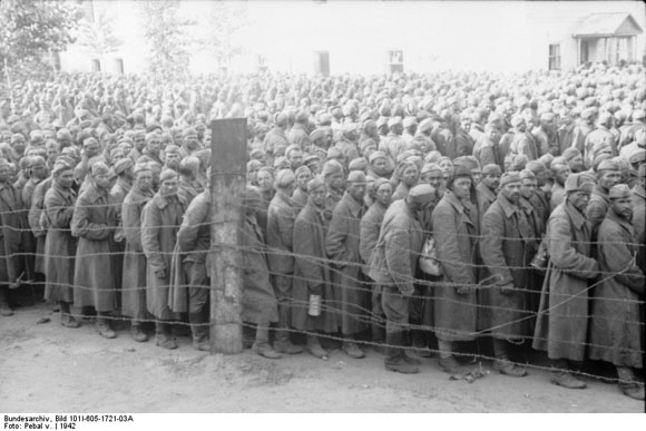 Sowjetische Kriegsgefangene hinter Stacheldraht (1942)